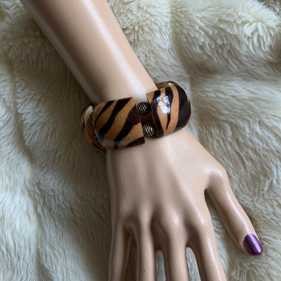 Vintage Stretch wood bangle beaded tiger striped bracelet - Picture 4 of 10
